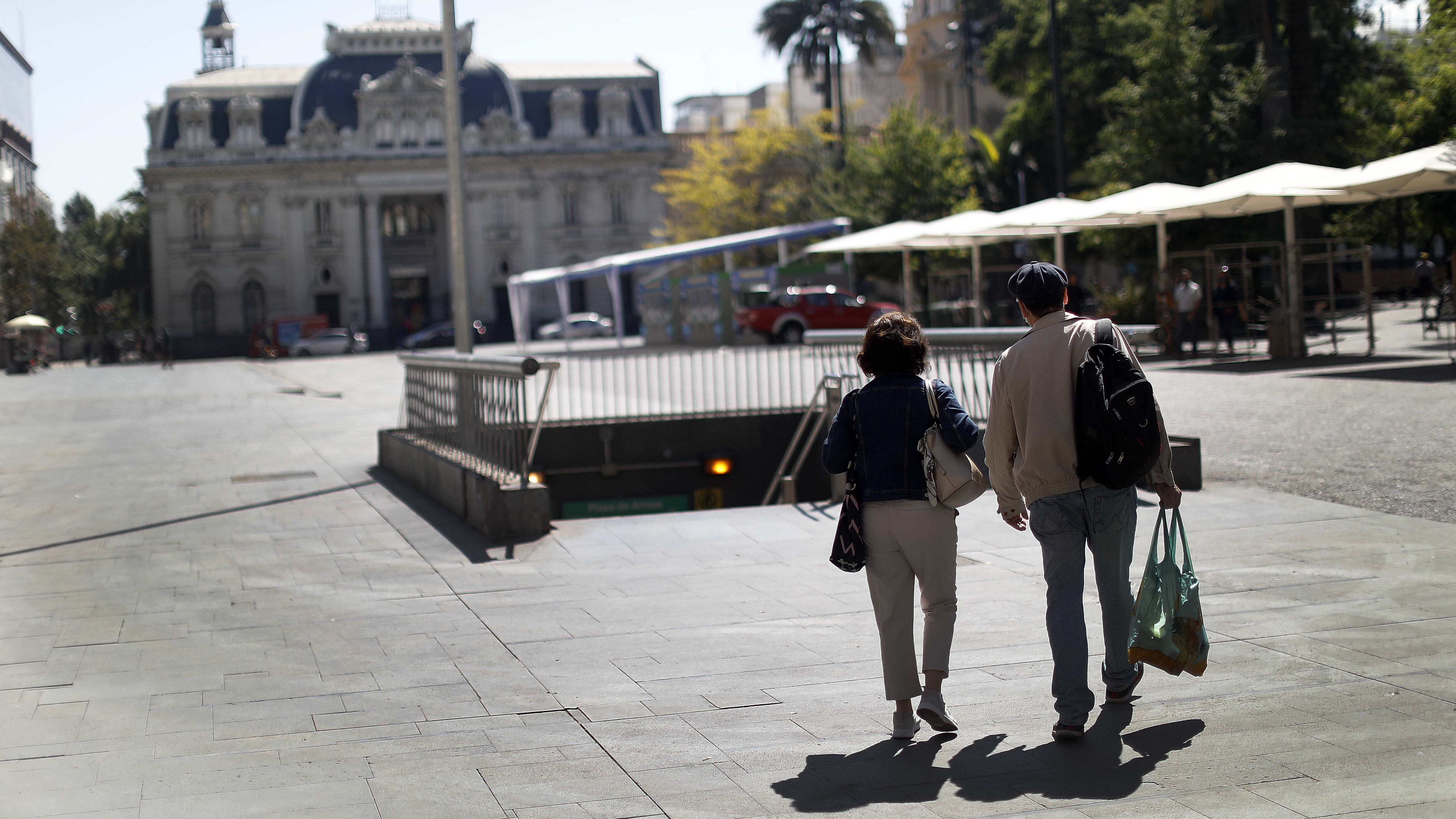 20 de Marzo de 2021/SANTIAGO Hoy comienza a regir la cuarentena fase1 en varias comunas de la Región Metropolitana.
(en la imagen una pareja camina por el centro de Santiago ).
FOTO: CRISTÓBAL ESCOBAR/AGENCIAUNO