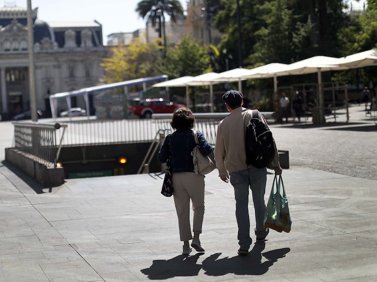 20 de Marzo de 2021/SANTIAGO Hoy comienza a regir la cuarentena fase1 en varias comunas de la Región Metropolitana. 
(en la imagen una pareja camina por el centro de Santiago ). 
FOTO: CRISTÓBAL ESCOBAR/AGENCIAUNO