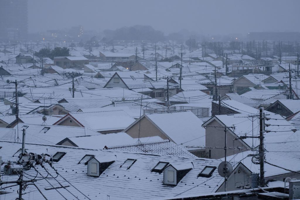 La nieve cubre los techos de las casas en Japón