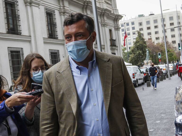 18 de diciembre del 2020/SANTIAGOCon una gran expectación periodística, el presidente del Banco Estado, Sebastian Sichel, se retira del Palacio de la moneda, tras reunirse con el Presidente de la Republica.
FOTO: SEBASTIAN BELTRAN GAETE/AGENCIAUNO