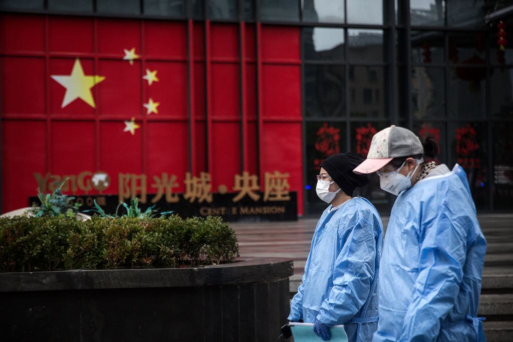Ciudadanos chinos caminan por Wuhan
