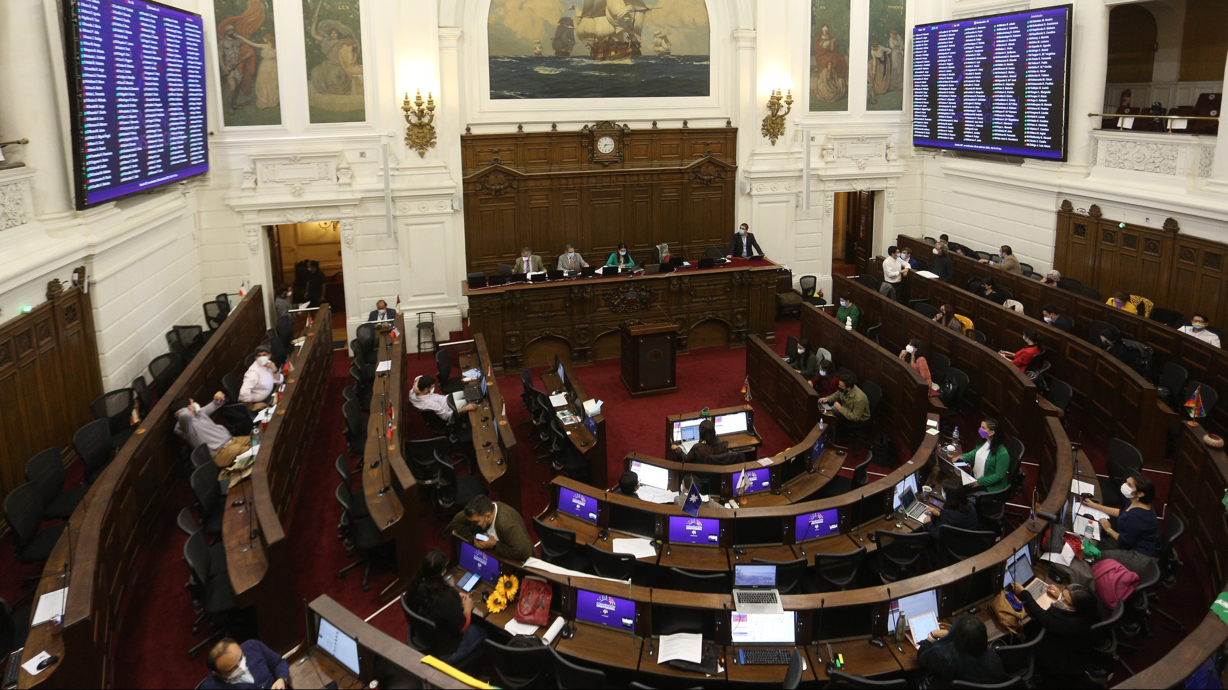 20 de Abril del 2022/SANTIAGOActividad del Pleno de la convencion, durante la Sesión N°86 de la Comisión de Sistemas de Conocimientos que se realiza en el ex congreso Nacional.
FOTO: DIEGO MARTIN/AGENCIAUNO