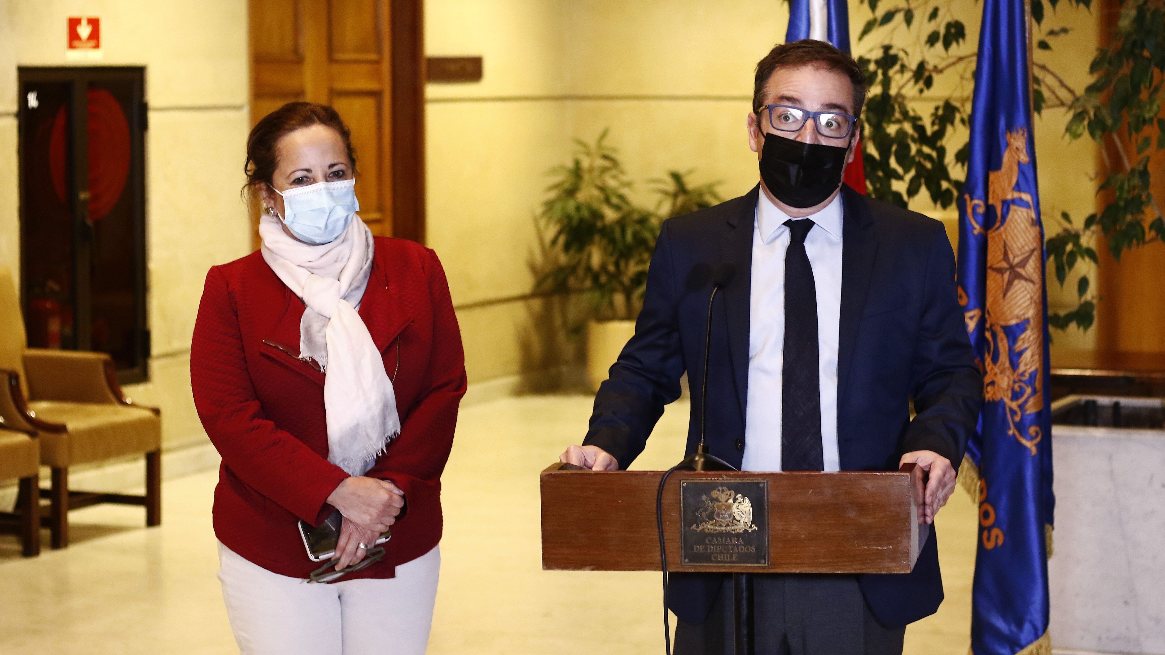 20 DE ABRIL DE 2021/VALPARAISOLos diputados Alejandra Sepulveda (i) y Gabriel Silber (d) ofrecen un punto de prensa en la Camara de Diputados, en donde se refiere al anuncio del gobierno de acudir al Tribunal Constitucional para impugnar el proyecto de tercer retiro de fondos de pensiones.
FOTO: LEONARDO RUBILAR CHANDIA/AGENCIAUNO