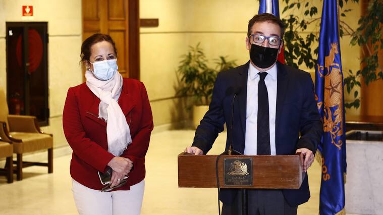 20 DE ABRIL DE 2021/VALPARAISOLos diputados Alejandra Sepulveda (i) y Gabriel Silber (d) ofrecen un punto de prensa en la Camara de Diputados, en donde se refiere al anuncio del gobierno de acudir al Tribunal Constitucional para impugnar el proyecto de tercer retiro de fondos de pensiones.
FOTO: LEONARDO RUBILAR CHANDIA/AGENCIAUNO