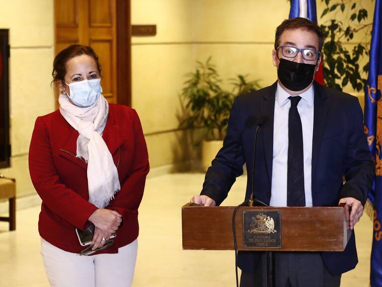 20 DE ABRIL DE 2021/VALPARAISOLos diputados Alejandra Sepulveda (i) y Gabriel Silber (d) ofrecen un punto de prensa en la Camara de Diputados, en donde se refiere al anuncio del gobierno de acudir al Tribunal Constitucional para impugnar el proyecto de tercer retiro de fondos de pensiones.
FOTO: LEONARDO RUBILAR CHANDIA/AGENCIAUNO