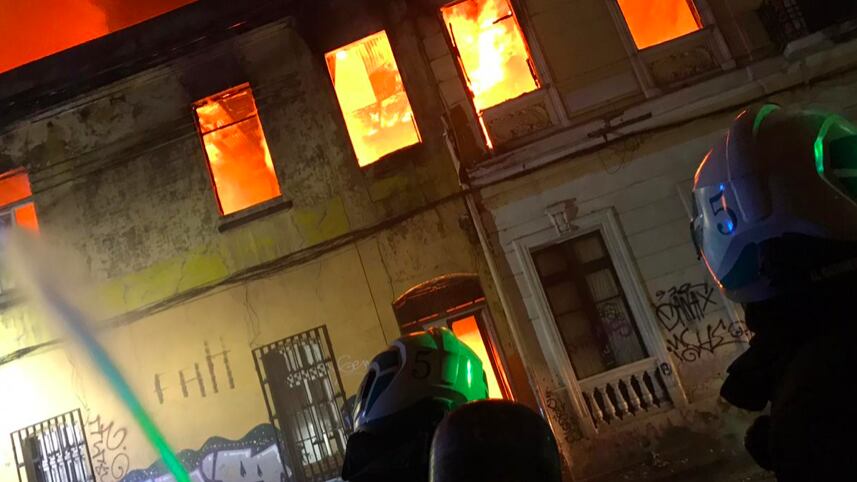 Incendio en el centro de Santiago dejó al menos 30 personas damnificadas