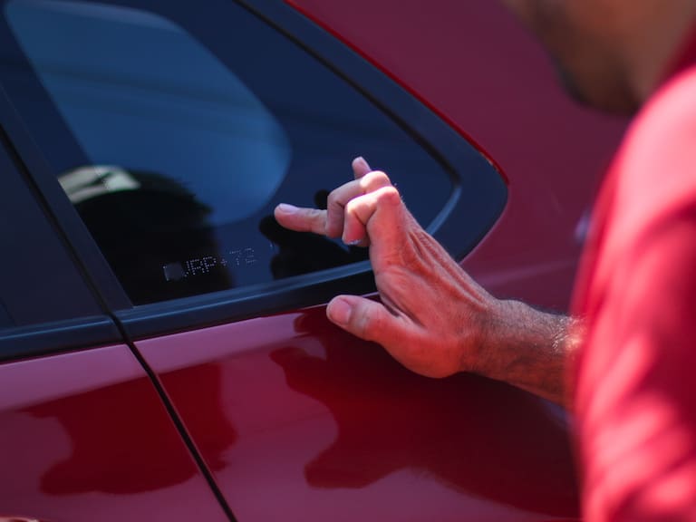 Grabado de patente en vidrios y su reglamento: hasta cuándo hay plazo para hacer el tallado en autos nuevos y usados