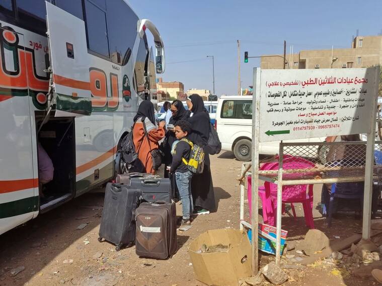 Habitantes de Sudán abordan buses para escapar del conflicto