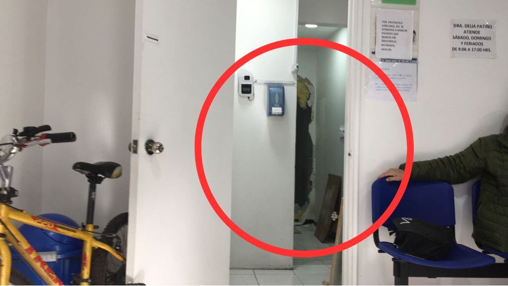 El forado de la Casa de Cambio por el que entraron los ladrones. / ADN.cl