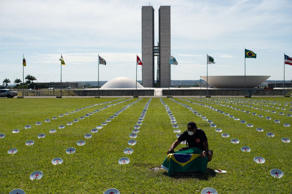 Homenaje a las víctimas del Covid-19 ante el congreso en Brasilia