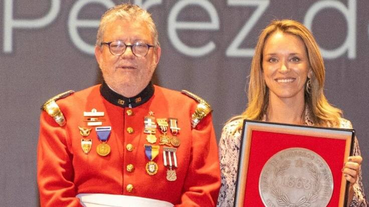 Carla Zunino es condecorada por Bomberos de Santiago debido a su labor como comunicadora