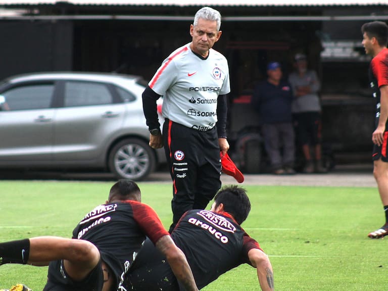 Tres en el ataque: La oncena que prepara la selección chilena para el duelo ante Perú