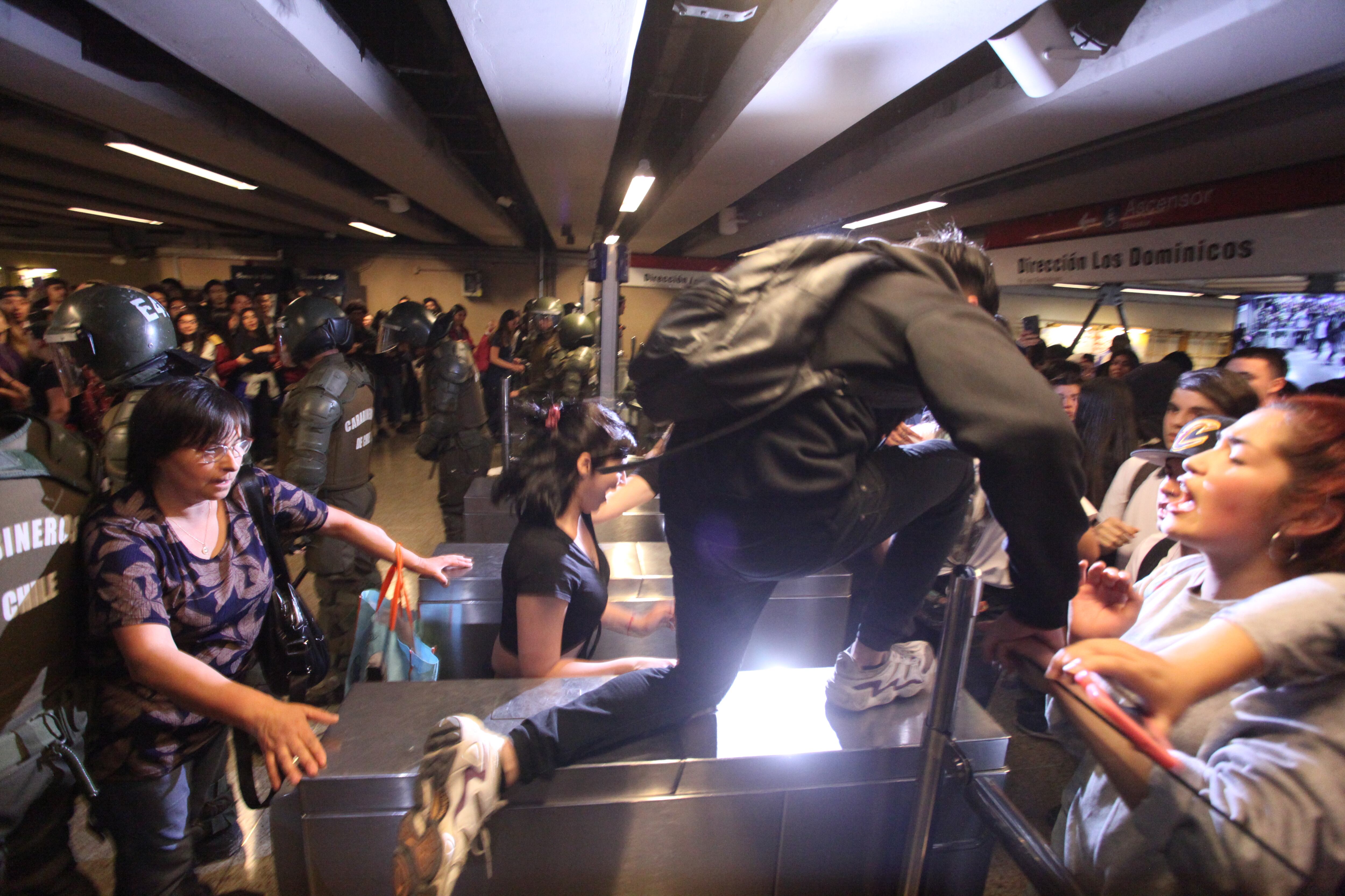17 de Octubre 2019/ SANTIAGO
Evasión en el metro de Santiago.

FOTO: AGENCIAUNO