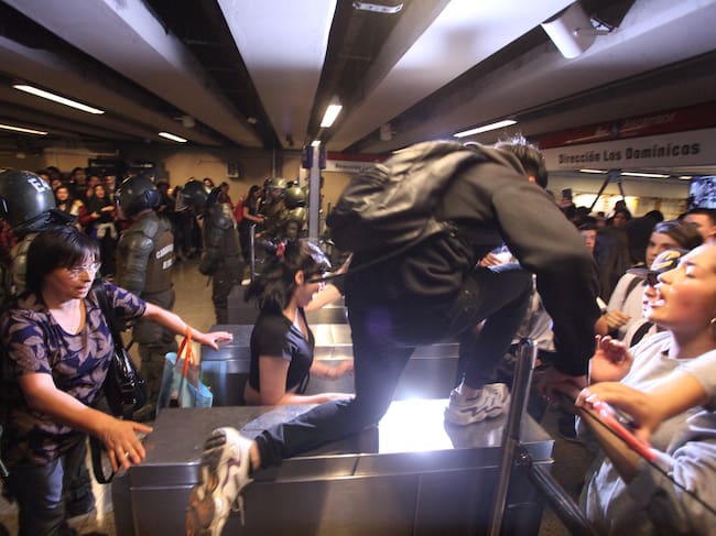 17 de Octubre 2019/ SANTIAGO
Evasión en el metro de Santiago.
FOTO: AGENCIAUNO