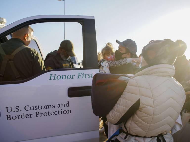 Policía fronteriza de EEUU registra a personas que cruzan la frontera