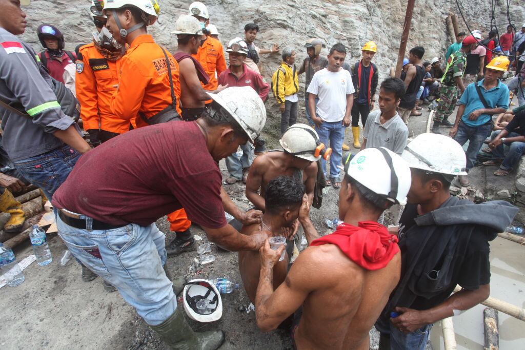Trabajador rescatado recibe asistencia tras salir de una mina en Indonesia