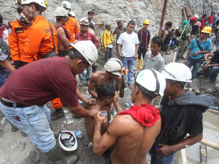 Trabajador rescatado recibe asistencia tras salir de una mina en Indonesia