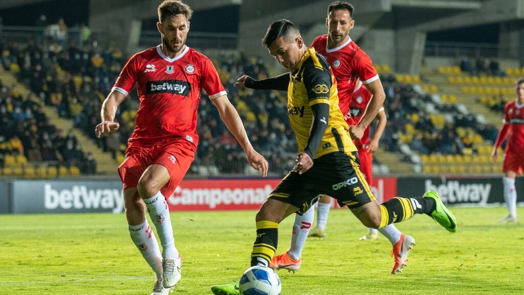 Árbitros advierten nombres mal escritos en camisetas de Coquimbo Unido y Unión La Calera