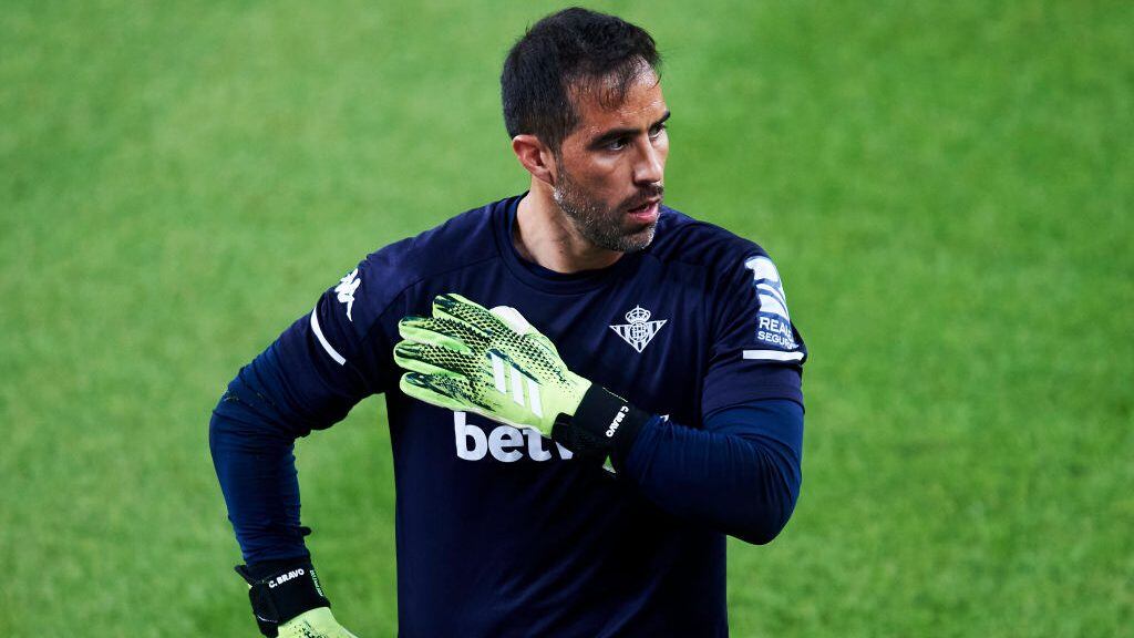 BILBAO, SPAIN - NOVEMBER 23: Claudio Bravo of Real Betis Balompie reacts during the La Liga Santader match between Athletic Club and Real Betis at Estadio de San Mames on November 23, 2020 in Bilbao, Spain. (Photo by Juan Manuel Serrano Arce/Getty Images)