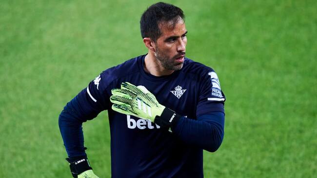 BILBAO, SPAIN - NOVEMBER 23: Claudio Bravo of Real Betis Balompie reacts during the La Liga Santader match between Athletic Club and Real Betis at Estadio de San Mames on November 23, 2020 in Bilbao, Spain. (Photo by Juan Manuel Serrano Arce/Getty Images)