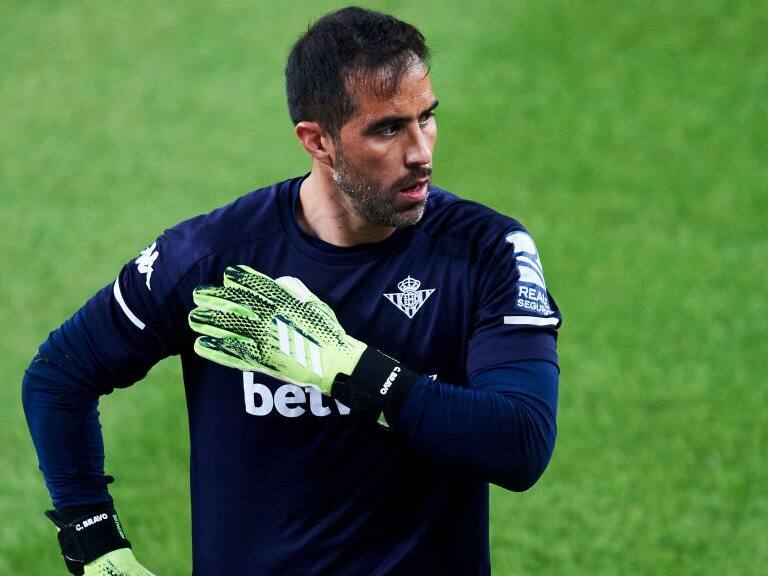 BILBAO, SPAIN - NOVEMBER 23: Claudio Bravo of Real Betis Balompie reacts during the La Liga Santader match between Athletic Club and Real Betis at Estadio de San Mames on November 23, 2020 in Bilbao, Spain. (Photo by Juan Manuel Serrano Arce/Getty Images)