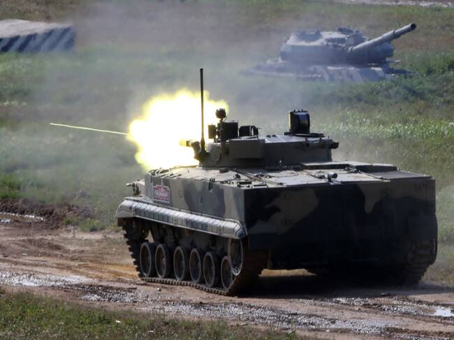 Vehículo de infantería BMP-3 de Rusia realiza ejercicios cerca de Moscú