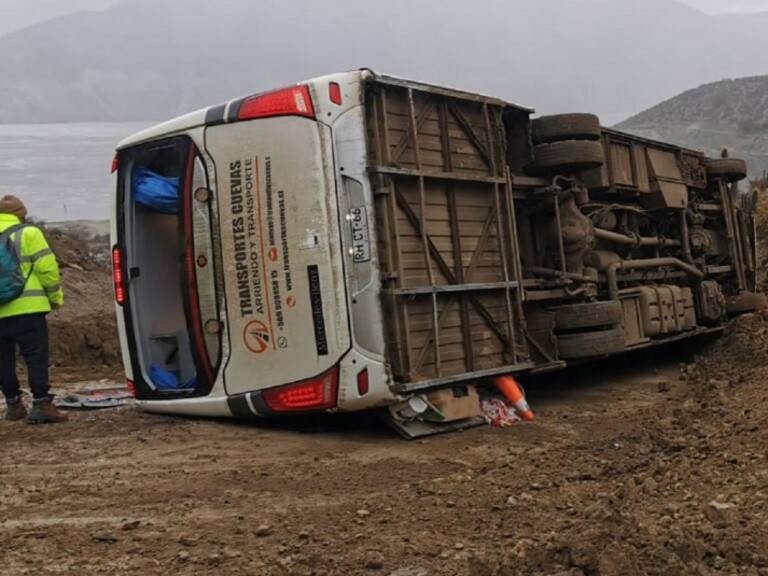 Los Vilos: lluvias provocan volcamiento de minibús con 15 trabajadores en su interior