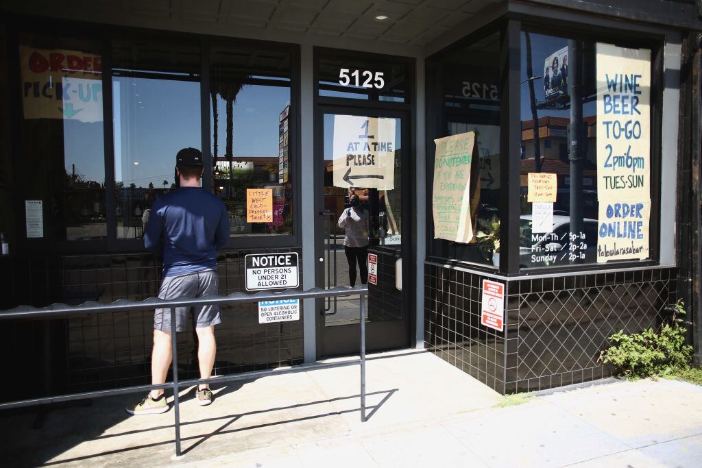 Un bar en Los Angeles vende botellas de alcohol a sus clientes