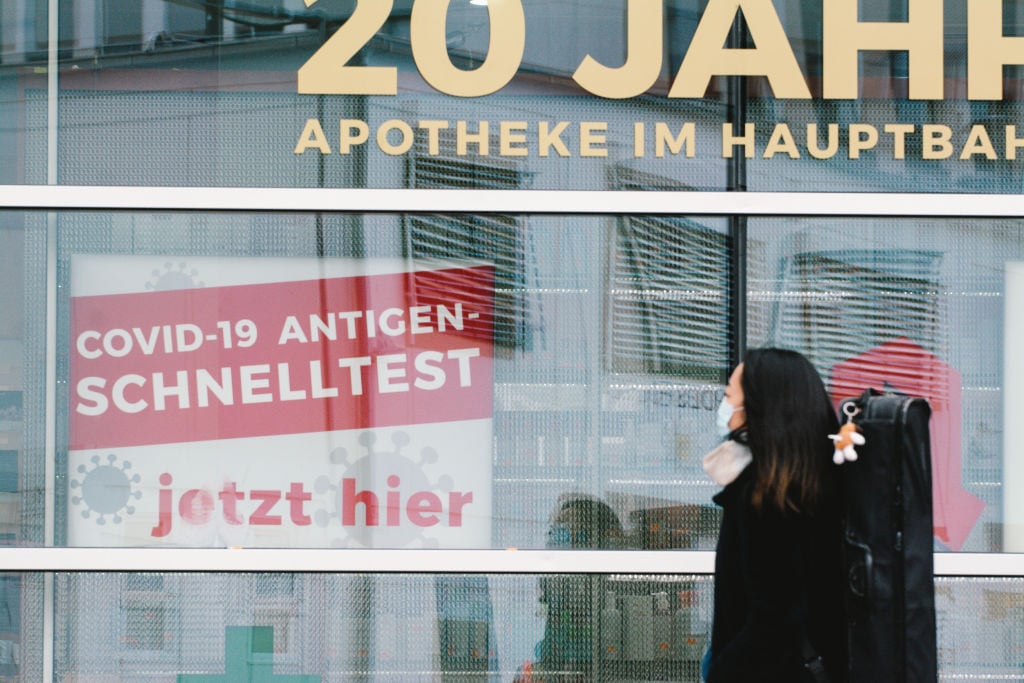 Cartel ofrece exámenes del Covid-19 en Alemania