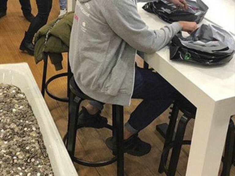 Rusia: Joven lleva una tina repleta de monedas a una tienda para comprar un celular