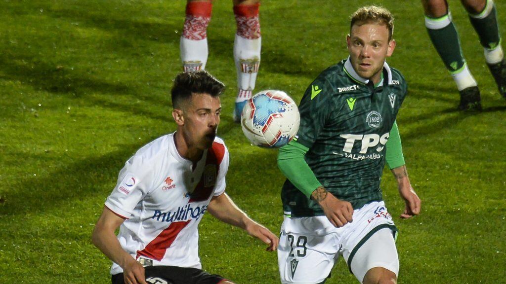 05 DE SEPTIEMBRE DE 2020 / VALPARIASOJens Buss Barrios (i) de Curico Unido y Carlos Rotondi (d) de Wanderers, durante el partido valido por la fecha 9 del Campeonato Nacional AFP PlanVital 2020, entre Santiago Wanderers y Curico Unido, disputado en el Estadio Elias Figueroa.
FOTO: MIGUEL MOYA / AGENCIAUNO