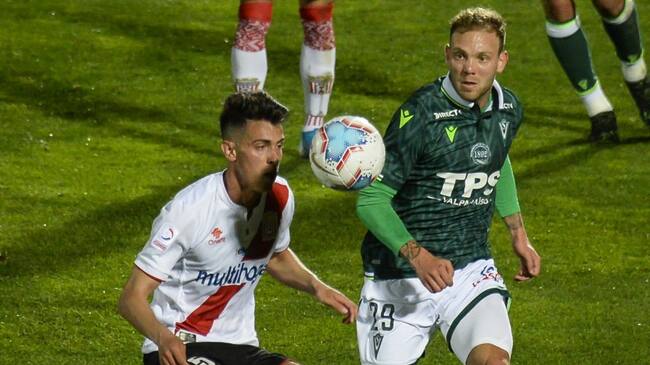 05 DE SEPTIEMBRE DE 2020 / VALPARIASOJens Buss Barrios (i) de Curico Unido y Carlos Rotondi (d) de Wanderers, durante el partido valido por la fecha 9 del Campeonato Nacional AFP PlanVital 2020, entre Santiago Wanderers y Curico Unido, disputado en el Estadio Elias Figueroa.
FOTO: MIGUEL MOYA / AGENCIAUNO