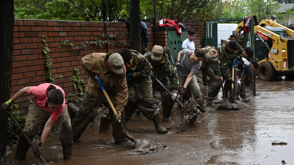 “Esto nos sobrepasa (...) no estamos preparados”: experto explica las dificultades para alertar sobre lluvias extremas en Chile