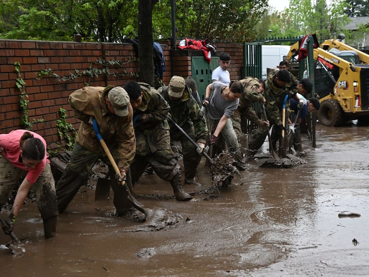 “Esto nos sobrepasa (...) no estamos preparados”: experto explica las dificultades para alertar sobre lluvias extremas en Chile