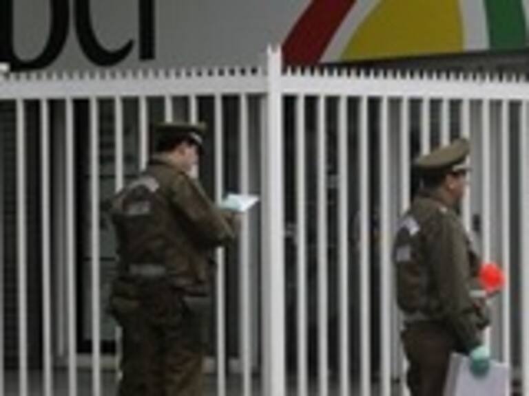 Asalto a una sucursal bancaria dejó a un Carabinero herido en Santiago Centro