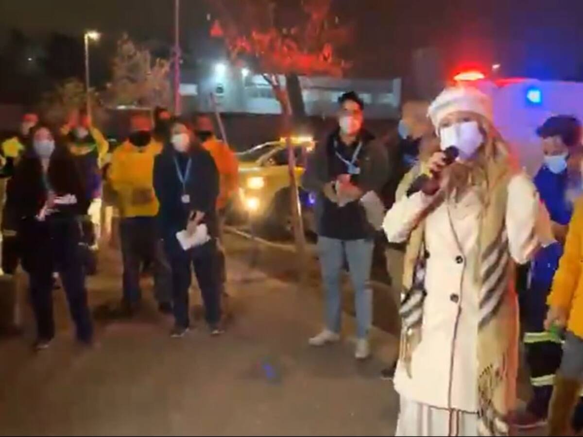 Critican homenaje a funcionarios y pacientes Covid-19 realizado por la Municipalidad de Maipú, Bomberos y policías afuera de Hospital El Carmen