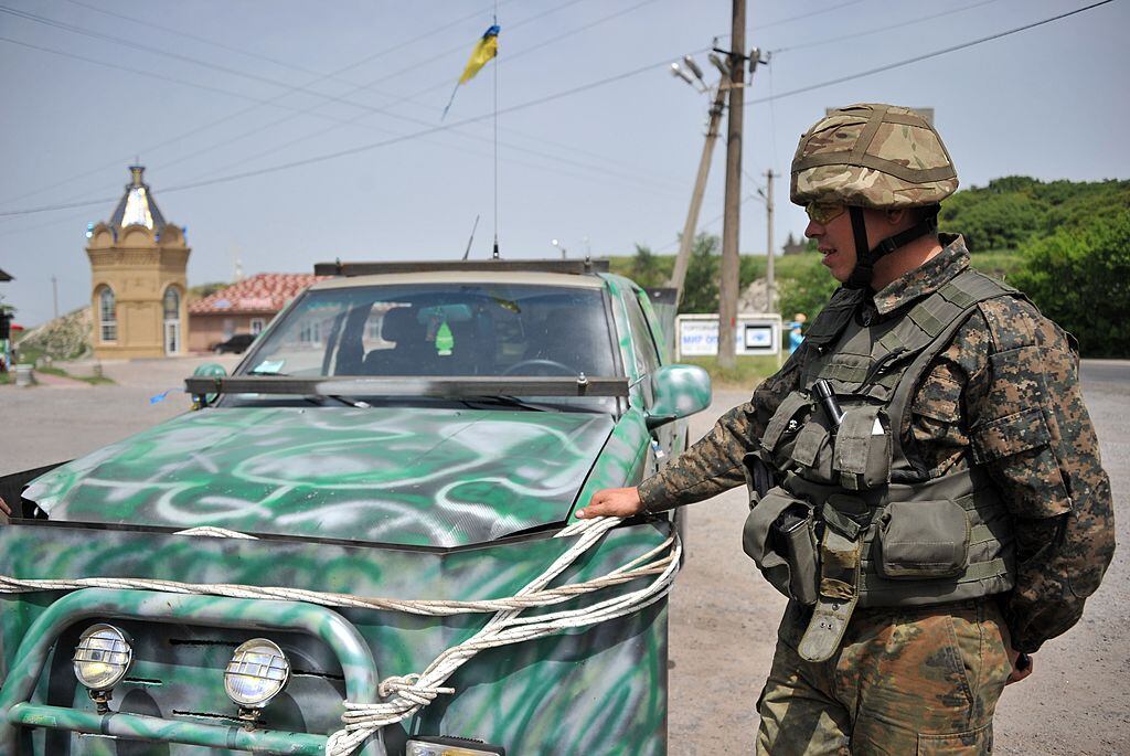 Militares ucranianos se mantienen cerca de la frontera con Rusia