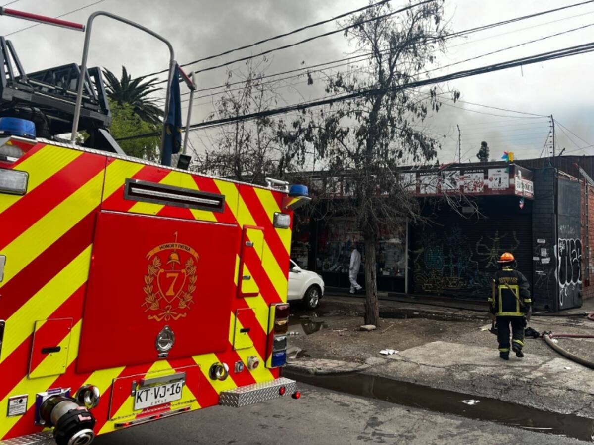 Voraz incendio afecta una fábrica de pan en Recoleta: doce compañías de Bomberos concurrieron para combatir las llamas