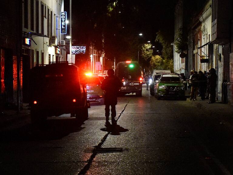 Conductor ebrio choca contra casa en barrio Yungay: viajaba con una menor de 10 años y dos personas más