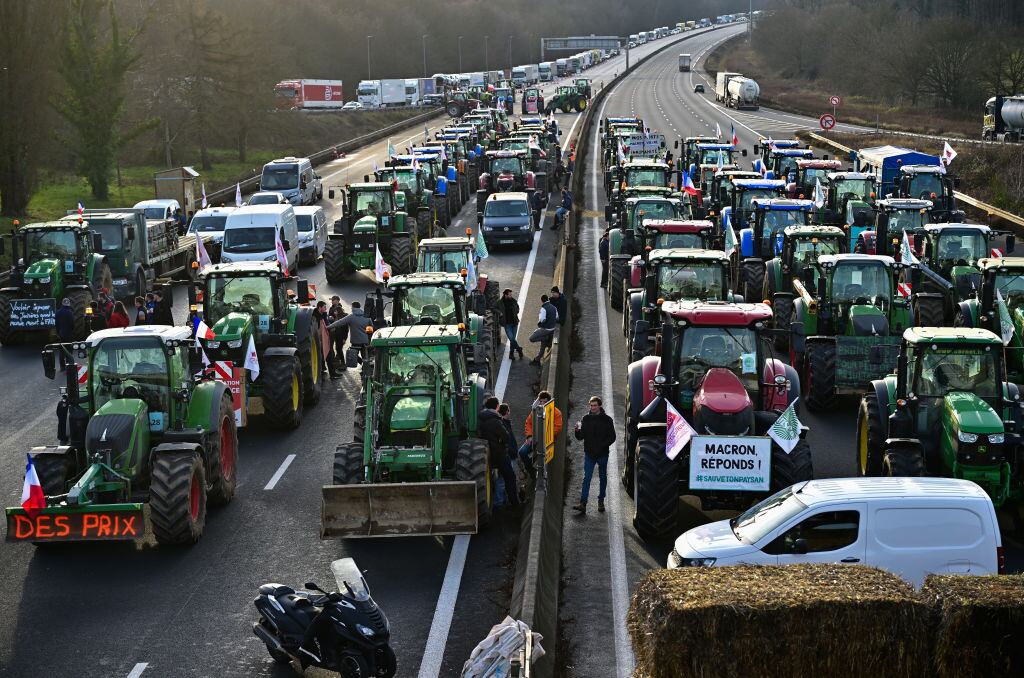 El gremio de los agricultores rodea con una protestas en las carreteras la ciudad de París en Francia. Cumplen con su advertencia al gobierno de Macron.