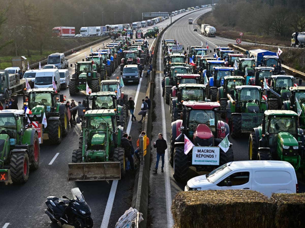 Agricultores cortan las rutas y arman un cerco alrededor de capital de Francia