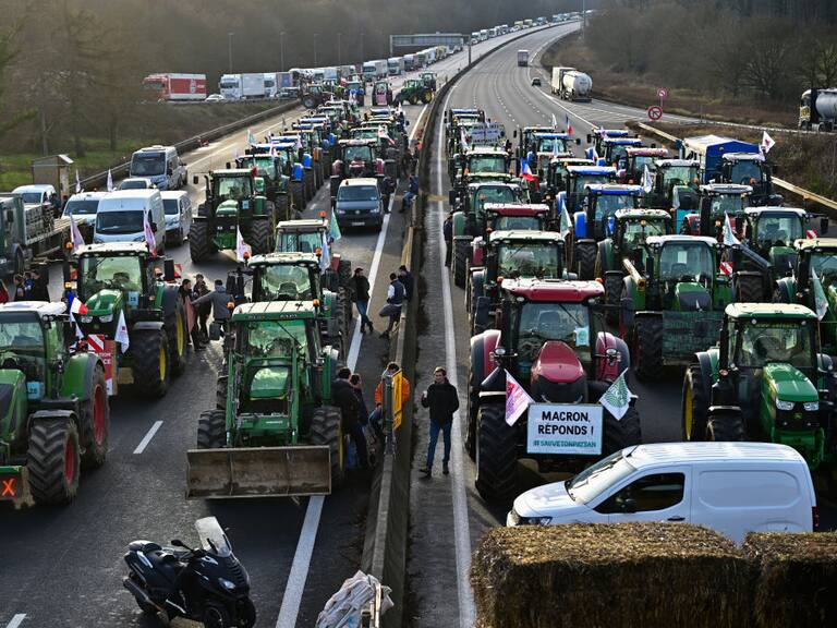 El gremio de los agricultores rodea con una protestas en las carreteras la ciudad de París en Francia. Cumplen con su advertencia al gobierno de Macron.