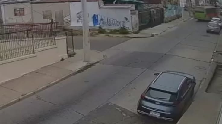Chofer se desvaneció: micro impactó con casa en Cerro Larraín de Valparaíso