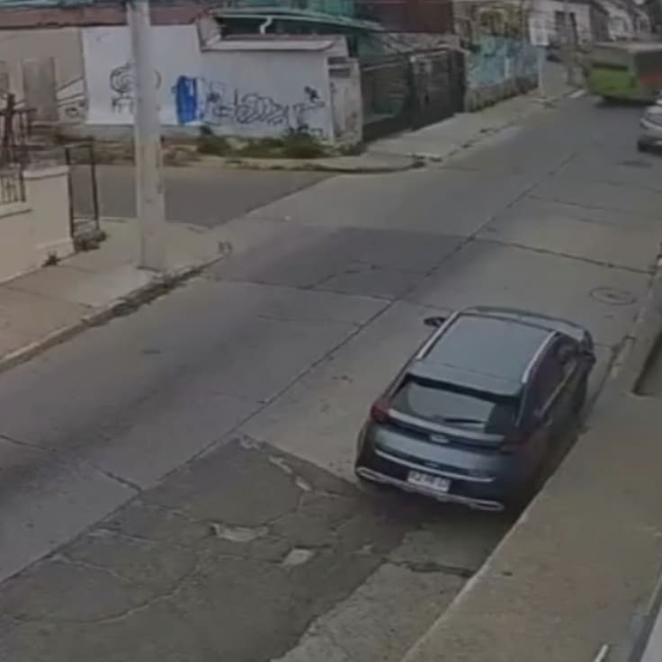 Chofer se desvaneció: micro impactó con casa en Cerro Larraín de Valparaíso