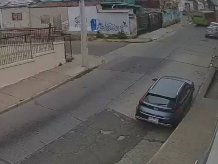 Chofer se desvaneció: micro impactó con casa en Cerro Larraín de Valparaíso