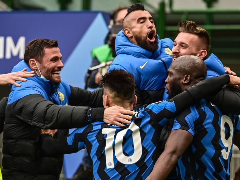 Chilenos desde el banco: Inter de Milán estiró su liderato en la Serie A tras golear al AC Milán