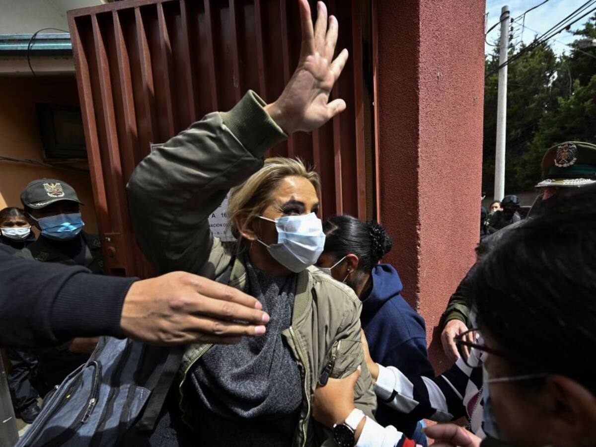 Expresidenta de Bolivia guardó silencio al declarar en un juicio por el golpe de estado