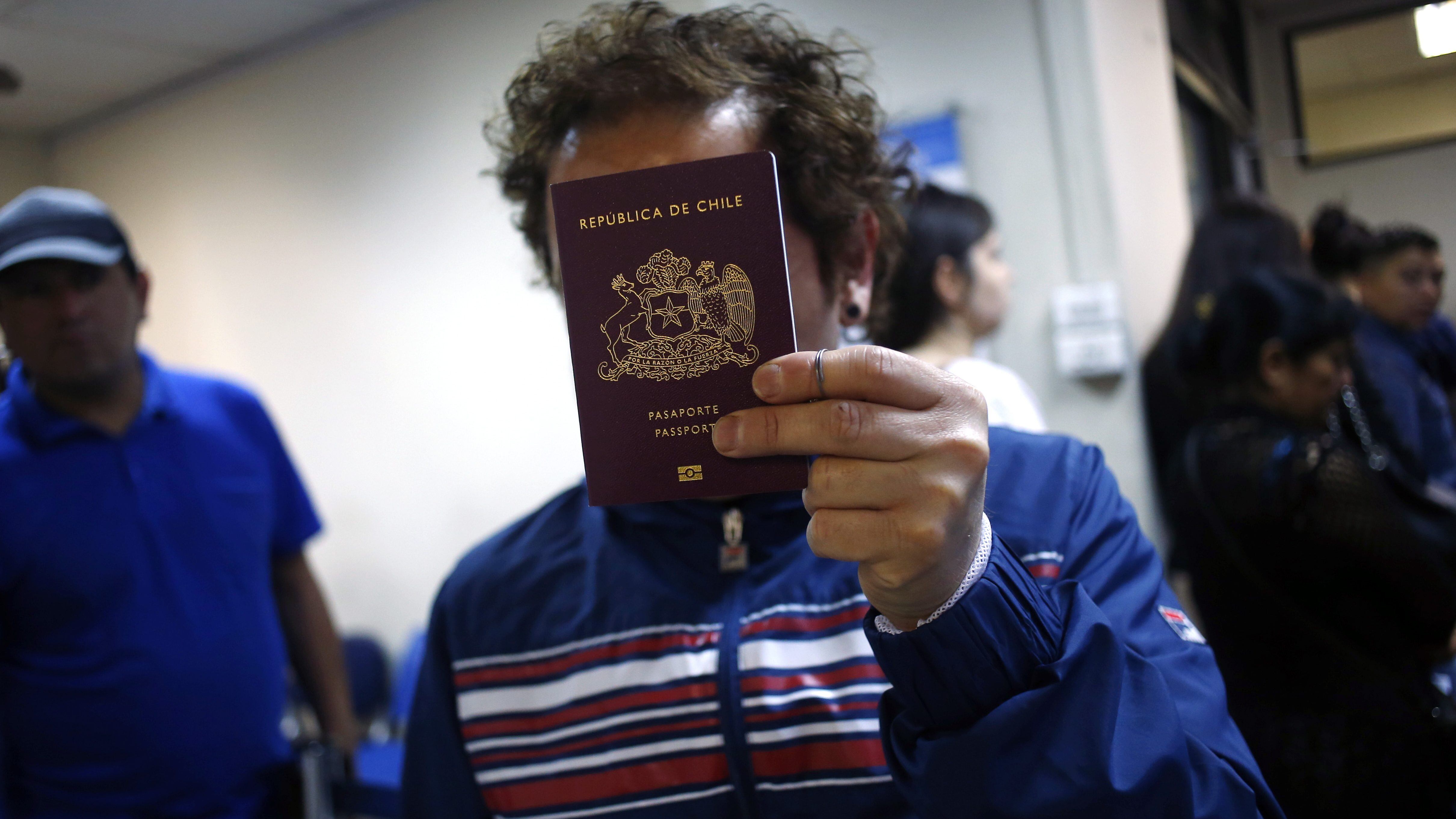 23 de Noviembre de 2015/SANTIAGOUna persona muestra su Pasaporte entregado en la Oficina del Registro Civil ubicada en Hurfanos, durante el primer da en que comienzaron a regir los nuevos valores de documentos del Registro Civil. 
FOTO: PABLO VERA LISPERGUER/AGENCIAUNO