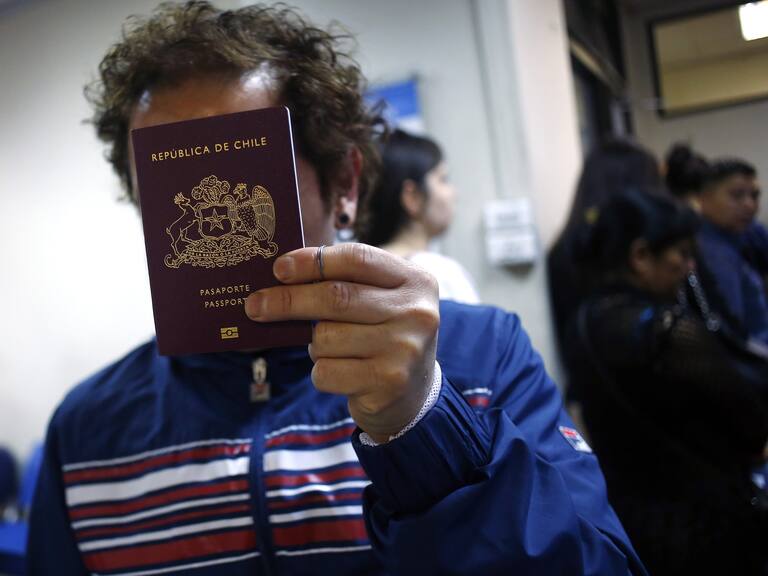23 de Noviembre de 2015/SANTIAGOUna persona muestra su Pasaporte entregado en la Oficina del Registro Civil ubicada en Hurfanos, durante el primer da en que comienzaron a regir los nuevos valores de documentos del Registro Civil.
FOTO: PABLO VERA LISPERGUER/AGENCIAUNO
