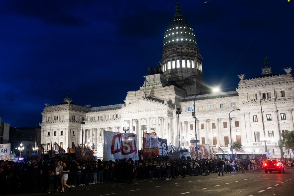 Manifestantes a las afueras de la sede del Congreso de Argentina en la ciudad de Buenos Aires.